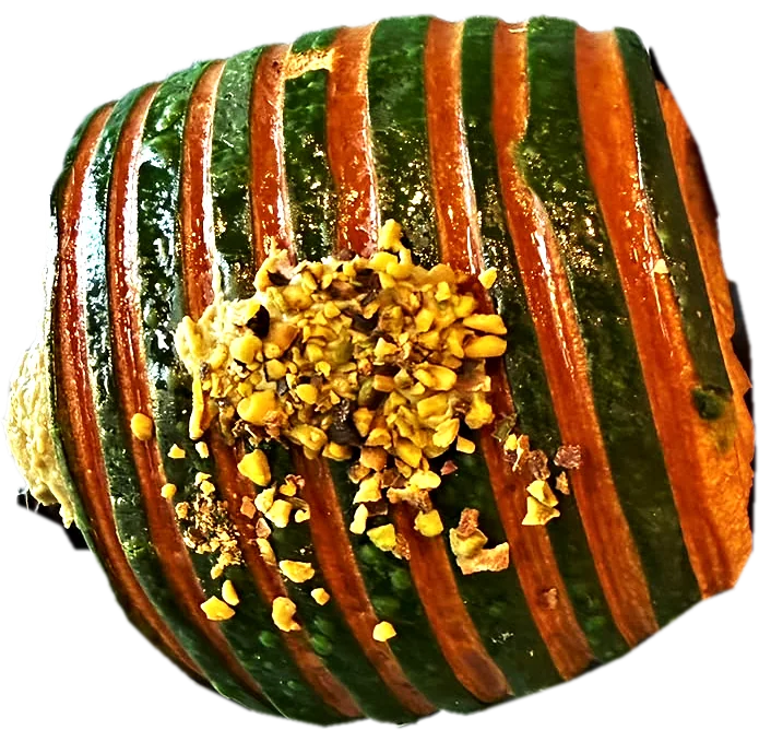 Viennoiserie bicolore verte et dorée, éclats de pistache sur le dessus