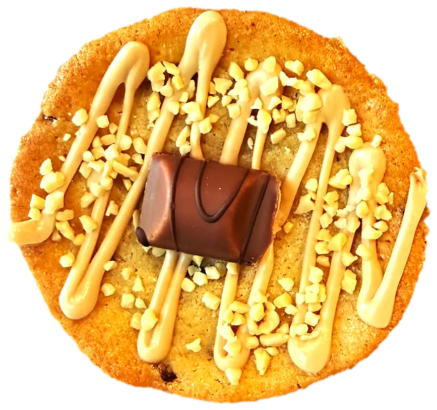 Cookie nappé, éclats de noisette et barre Kinder Bueno