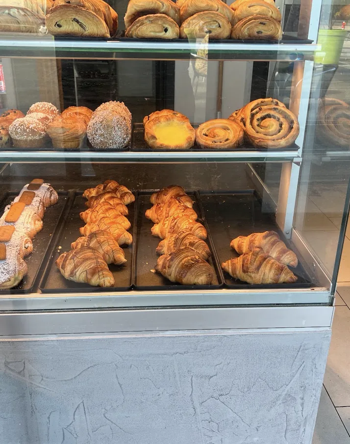 La vitrine de Moon : pains au chocolat en haut, brioches et pains aux raisins au milieu, croissants et garnies Lotus en bas
